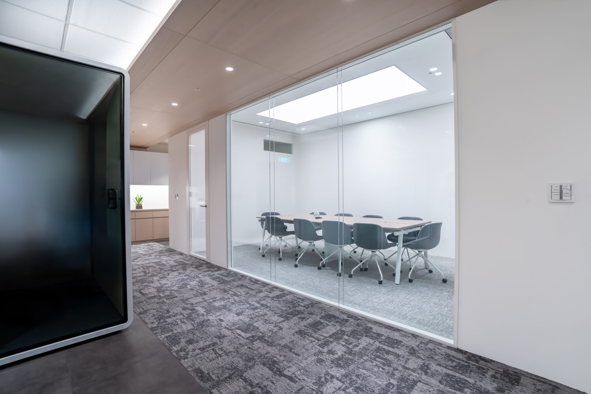 Revolution 100 double-glazed meeting room seen from the corridor