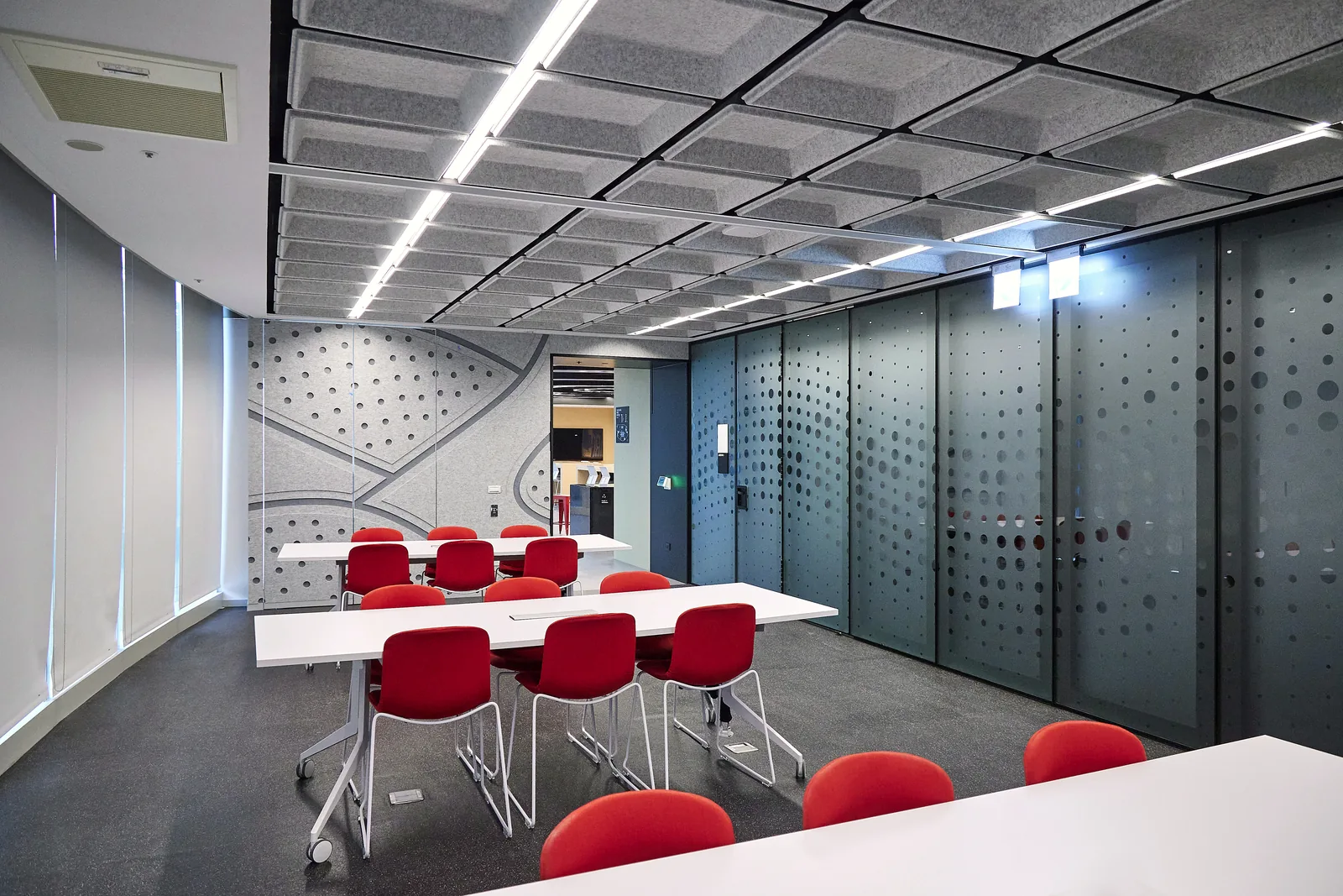 Large meeting zone configured for a full-team session