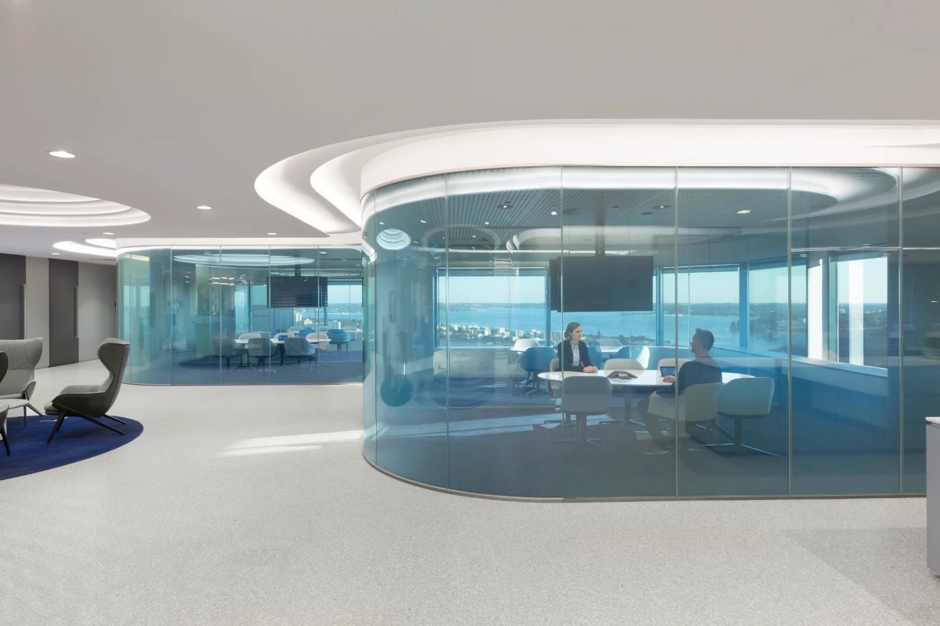Optima 117 Plus curved glass meeting room